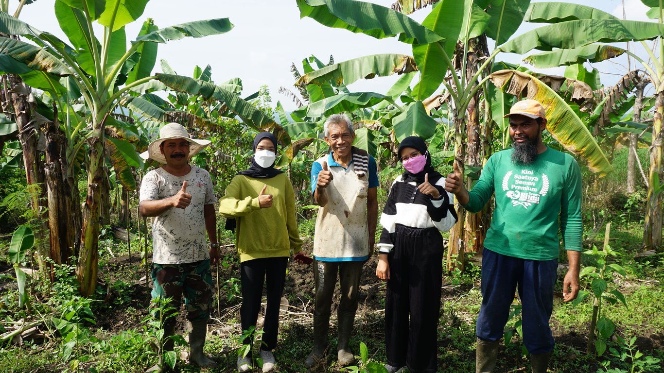 Kelompok Tani menanam pohon di Jabungan (Foto: Tim LindungiHutan)
