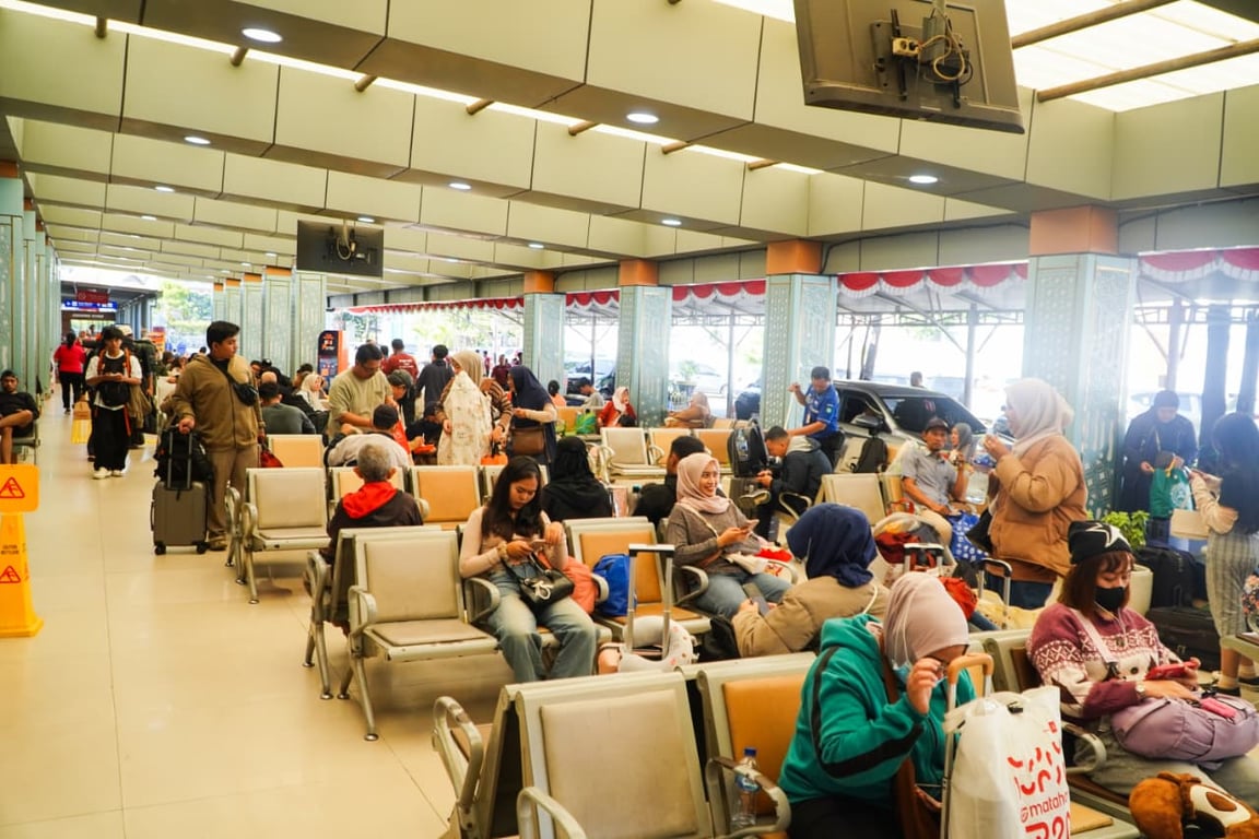 Suasana penumpang di Stasiun Pasarsenen