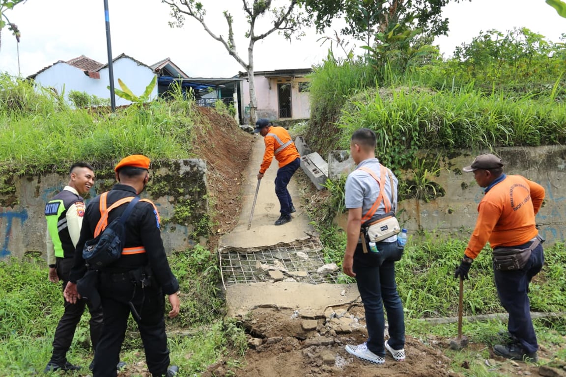 Proses pembongkaran perlintasan liar di KM 28+6/7 petak jalan Cicurug–Parungkuda