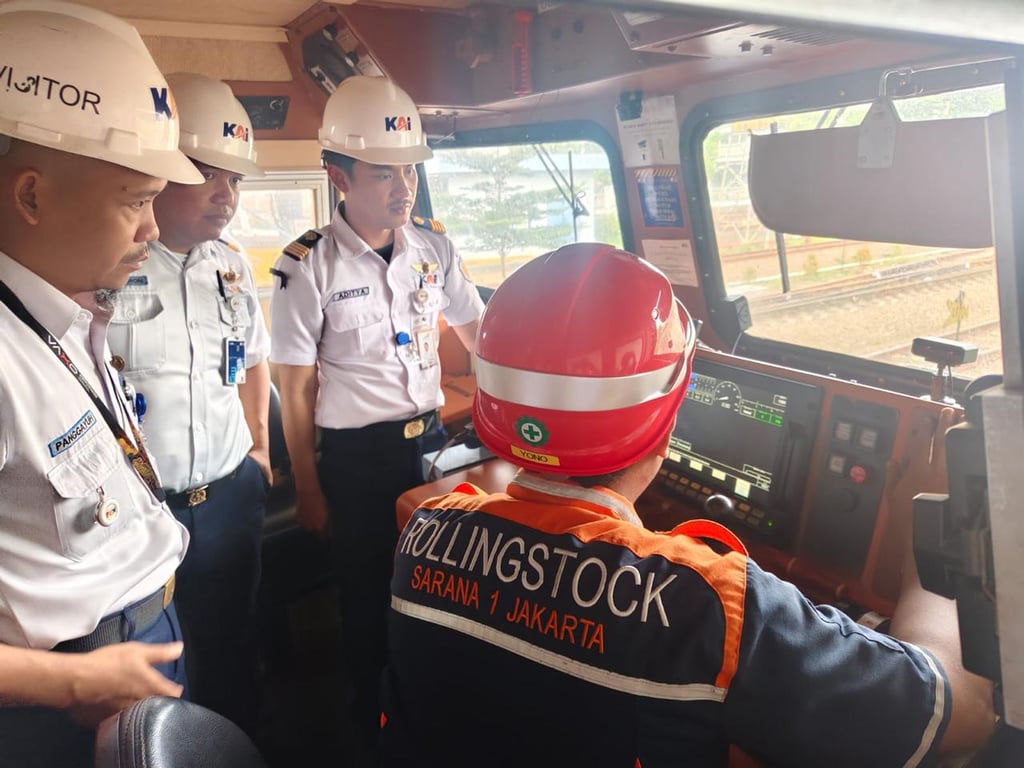 Para peserta Diklap ASP saat menerima materi praktik lapangan di Depo Lokomotif Cipinang, Rabu (19/6).