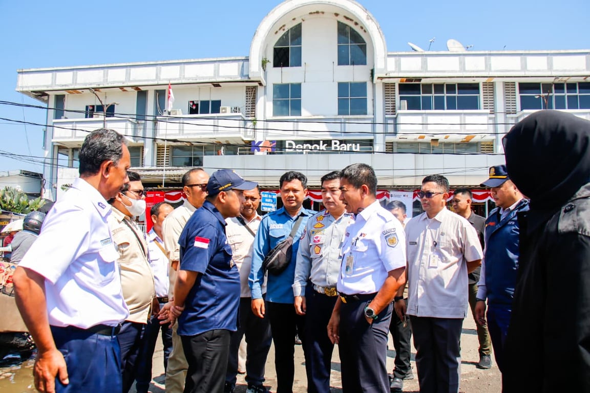 Bersama Wakil Wali Kota Depok Chandra Rahmansyah, Executive Vice President KAI Daop 1 Jakarta Yuskal Setiawan dan rombongan meninjau area Stasiun Depok Baru