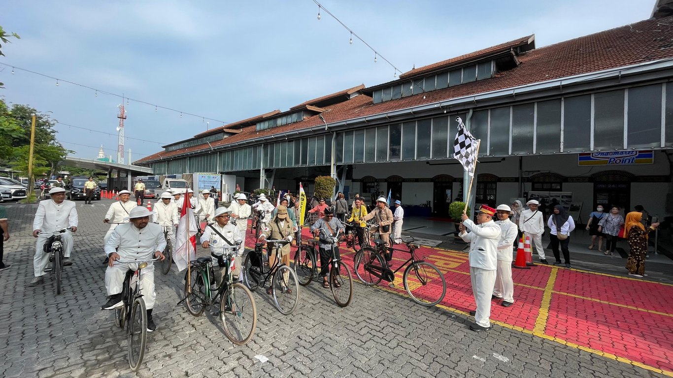 Kemeriahan pelaksanaan Pawai Sepeda Onthel di Stasiun Semarang Tawang