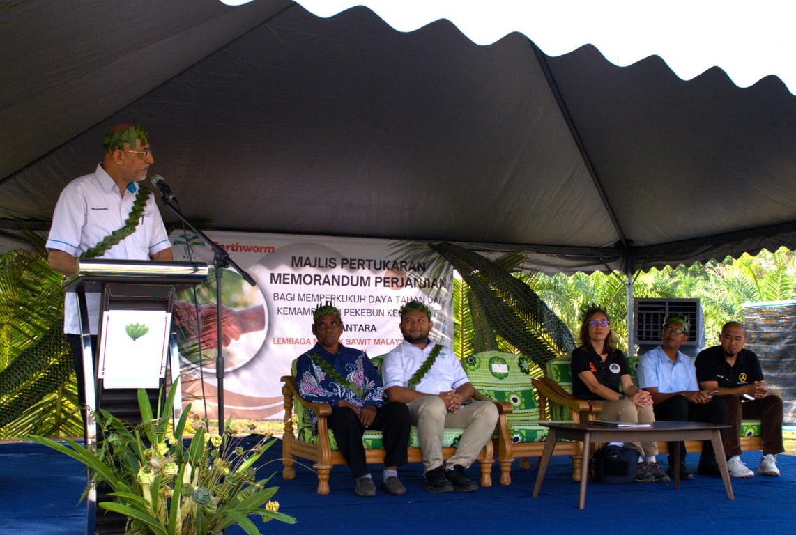 Datuk Dr. Ahmad Parveez Hj. Ghulam Kadir, Director General of MPOB, delivered the opening speech at the MPOB–EF Memorandum of Agreement Exchange Ceremony on 1 September 2025 at the Rumah Adat, Kampung Sungai Mok, Kuala Rompin, Pahang.