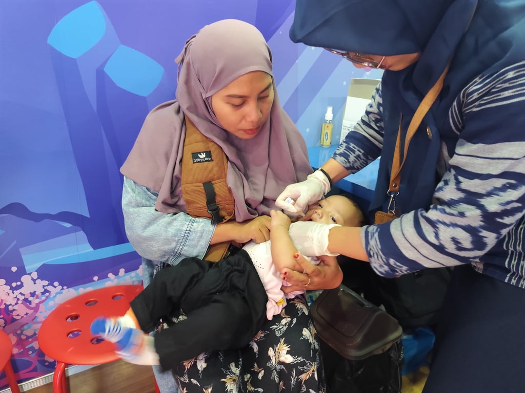 Pemberian imunisasi kepada anak dalam mobil Ronald McDonald Care Mobile
