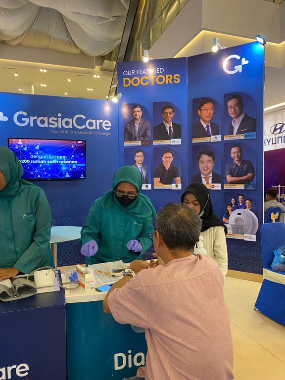 Pengunjung melakukan cek kesehatan gratis di Booth GrasiaCare
