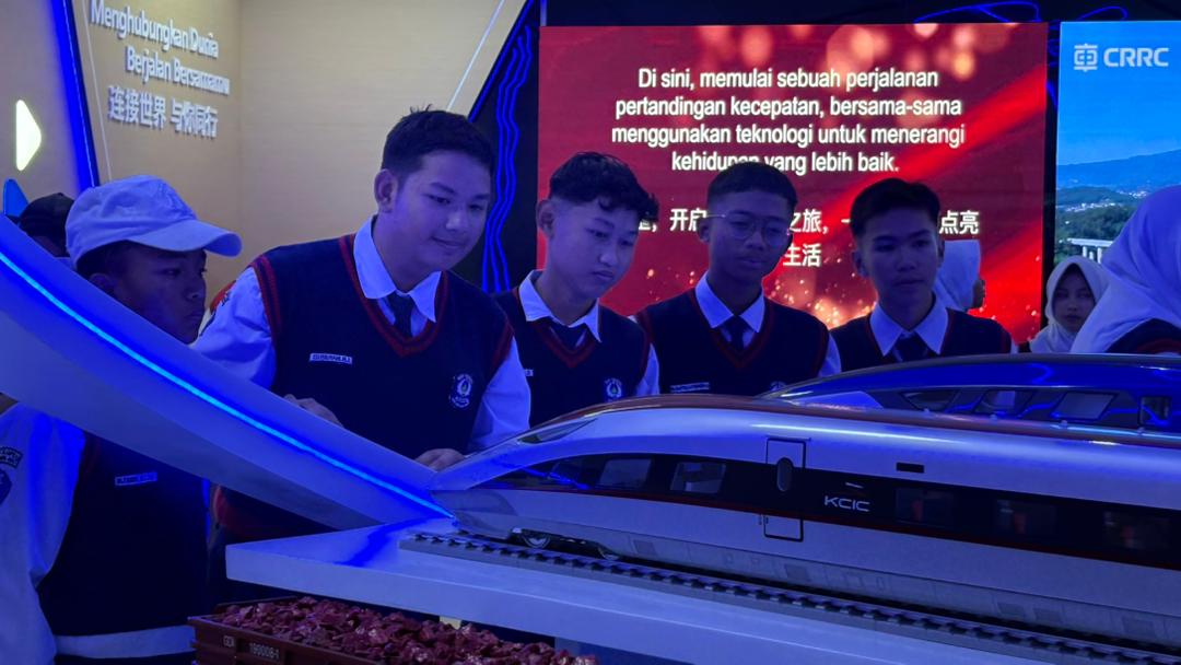 Beberapa siswa SMP N 3 Ngamprah sedang melihat miniatur rangkaian gerbong kereta buatan CRRC Sifang yang berada di CRRC Experience Lounge, Stasiun Kereta Cepat Halim.