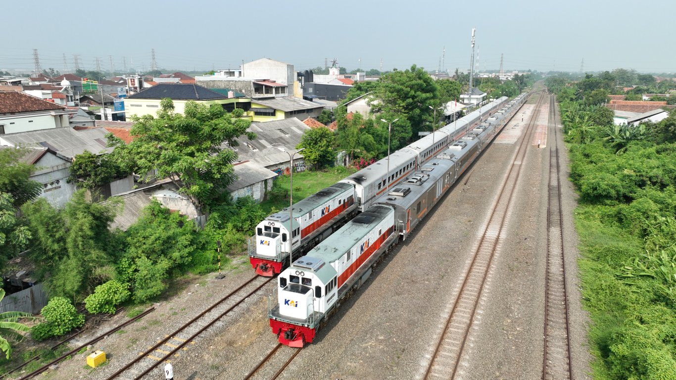 kereta melintas pada jalur DAO, pada Jumat (27/6)