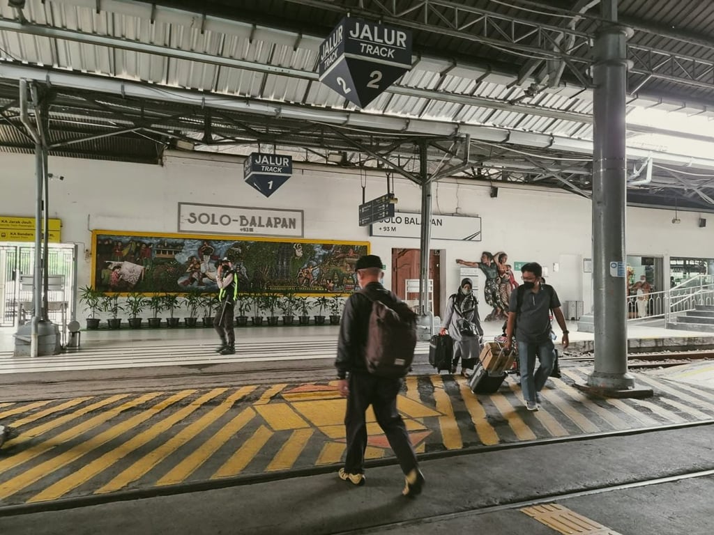 Beberapa penumpang KA tampak hendak berangkat dan datang di Stasiun Solo Balapan