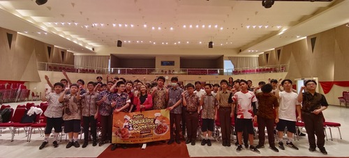 Coach Priska Sahanaya Membawa Inspirasi Public Speaking ke SMA PAH TSUNG Bersama PRONAS