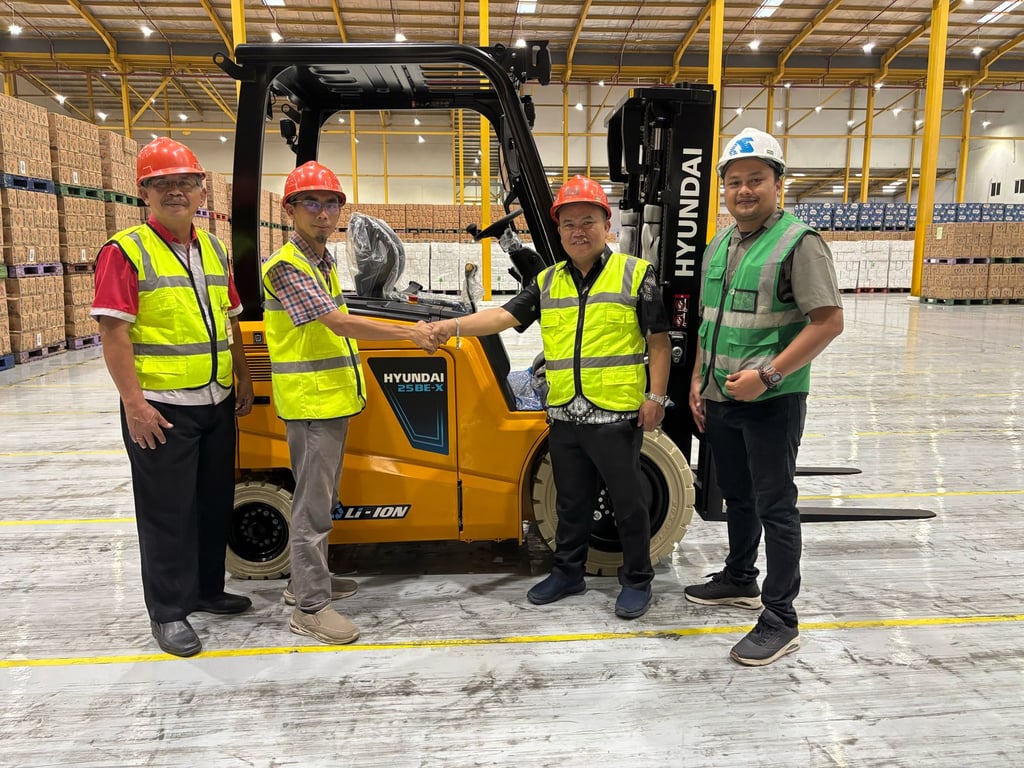 Show
Image Foto: Tim CitoXpress bersama PT TRANSRENAL SINDO saat serah terima
forklift Hyundai 25BE-X berteknologi Lithium di gudang CitoXpress . Dari kiri:
Bapak Sriyono (Perwakilan CITOXPRESS), Bapak Dodi Widiantoko (Perwakilan
CITOXPRESS), Bapak Warsino (Perwakilan PT TRANSRENAL SINDO), dan Bapak  Aditya Heriyanto  (Perwakilan PT TRANSRENAL SINDO).
