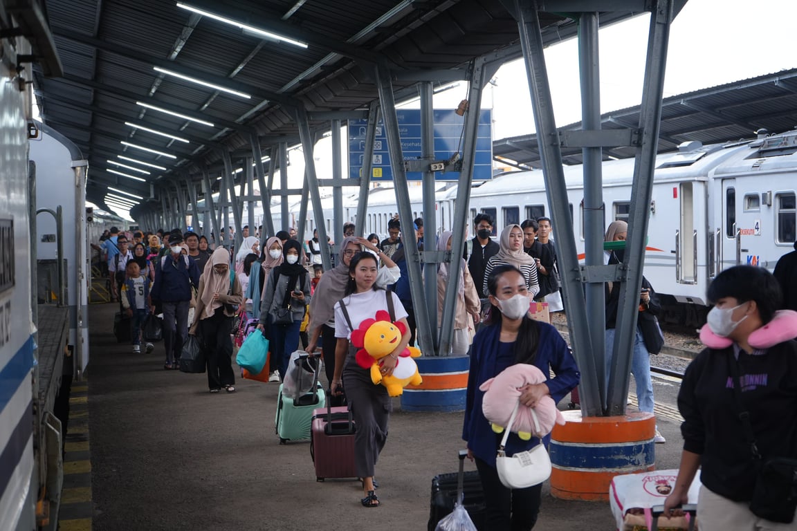 Foto : Penumpang kereta api saat tiba di stasiun Kertapati
