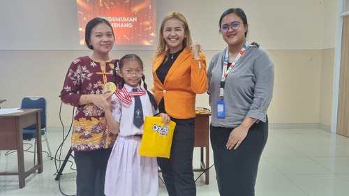 Potret Priska Sahanaya bersama dengan guru dan siswi pemenang kompetisi yang meraih medali penghargaan di SD Tarakanita 5. Sumber : dokumentasi pribadi.