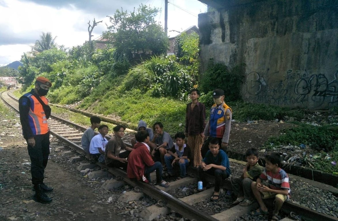 Foto: Petugas Polsuska kolaborasi dengan Babinkamtibmas wilayah melakukan sosialisasi dan edukasi dengan masyarakat yang beraktivitas di dekat jalur KA
