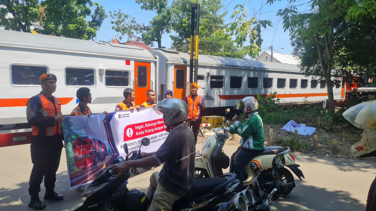 Foto : Kegiatan sosialisasi bersama PTKAI dan komunitas pencinta kereta api di JPL 149 Lahat