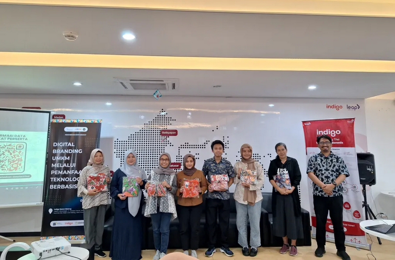 Desain batik terbaik hasil Gen Batik raih hadiah spesial di penutupan pelatihan.