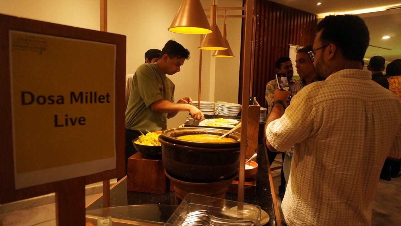Tamu undangan menikmati hidangan khas India pada acara buka puasa bersama di Hotel Le Meridien, Jakarta, Kamis (27/3/2025).