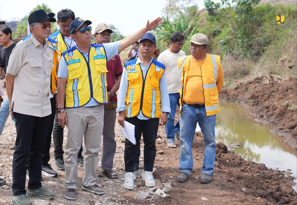 Baju krem , Kiri- Bapak Dody Hanggodo, Menteri Pekerjaan Umum