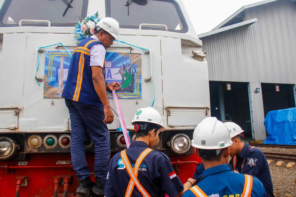 Komunitas bersama Humas Daop 1 jakarta lakukan hias lokomotif di Depo Lokomotif Cipinang pada Minggu (1/6)