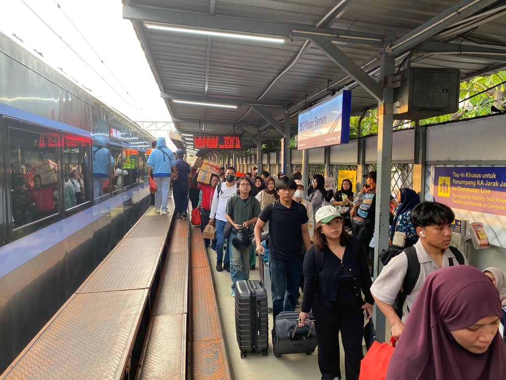 Pelanggan turun dari KA Madiun Jaya di Stasiun Pasarsenen, pada Rabu (9/7).