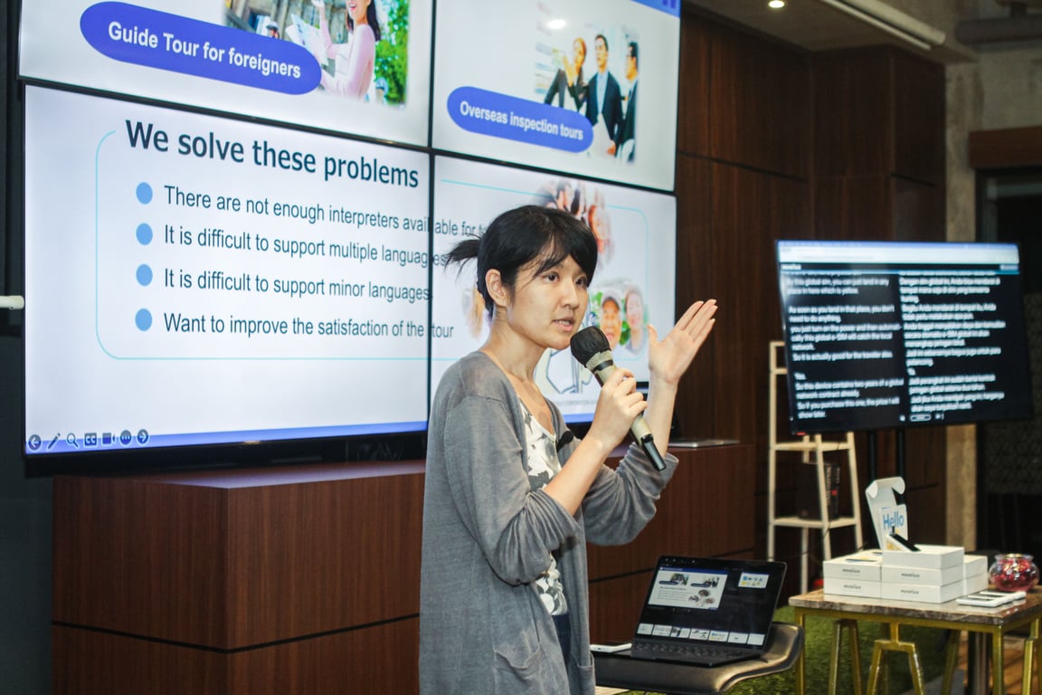 Xi Chen presenting Pocketalk’s AI translation solution at the Jakarta & Bali event.