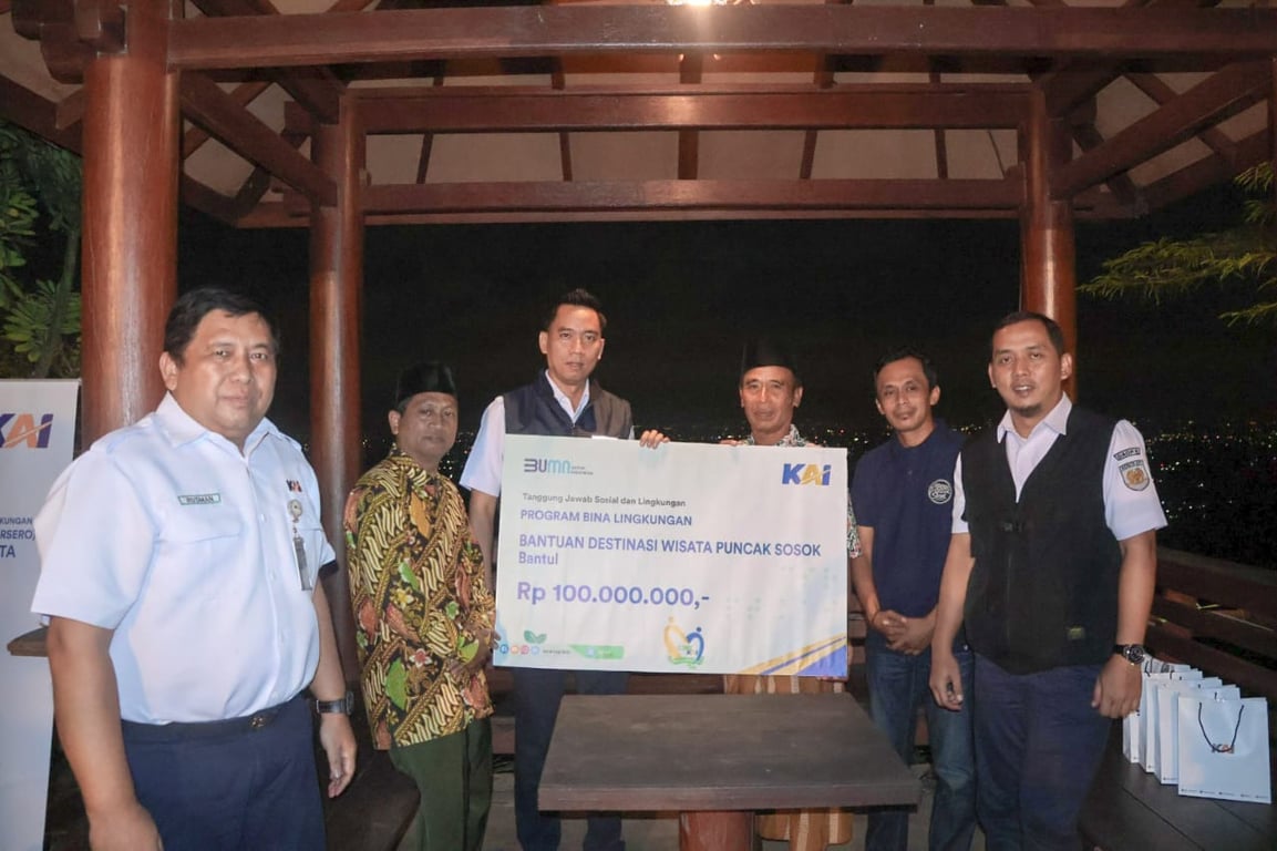 Kepala Daop 6 Yogyakarta Bambang Respationo (ketiga kiri) saat menyerahkan bantuan TJSL Program Bina Lingkungan kepada Ketua Pengelola Puncak Sosok 