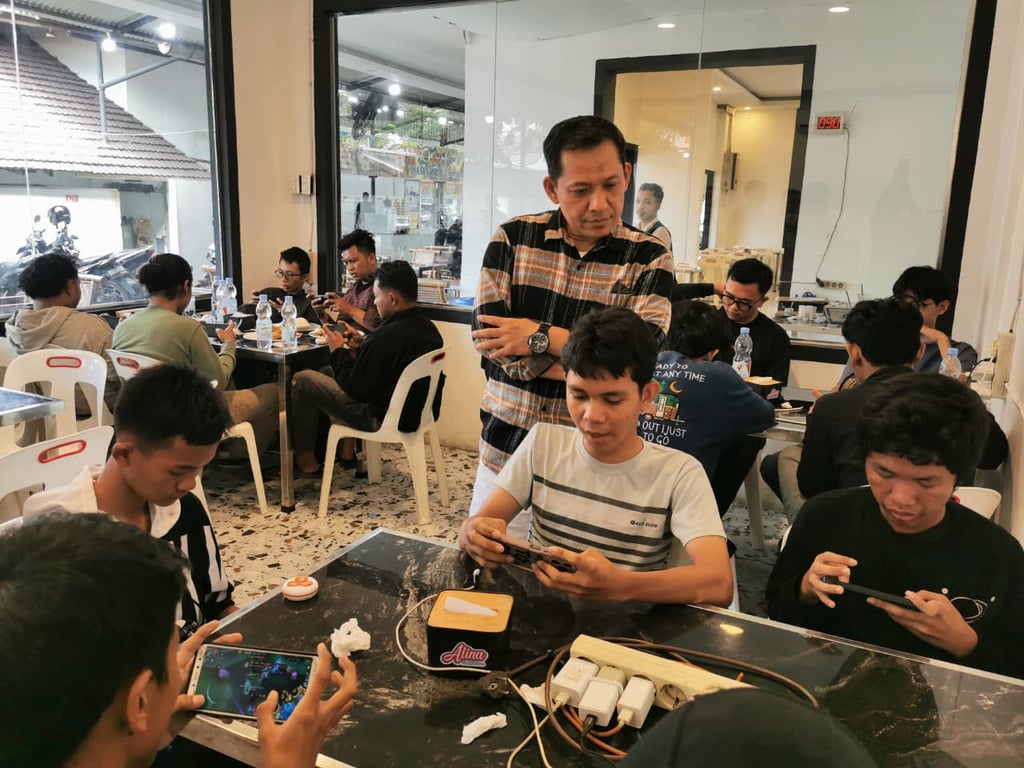 Vice President KAI Divre I SU, Sofan Hidayah, memperhatikan peserta KAI E-Sports Tournament di KA Kupi, Medan pada Minggu (28/9).
