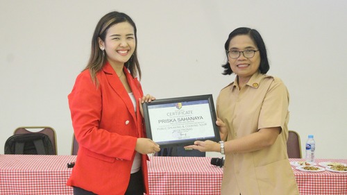 Ibu Maria Sugiyanti memberikan sertifikat kepada Coach Priska Sahanaya yang telah mengisi acara workshop. Sumber gambar: Dok. Pribadi.