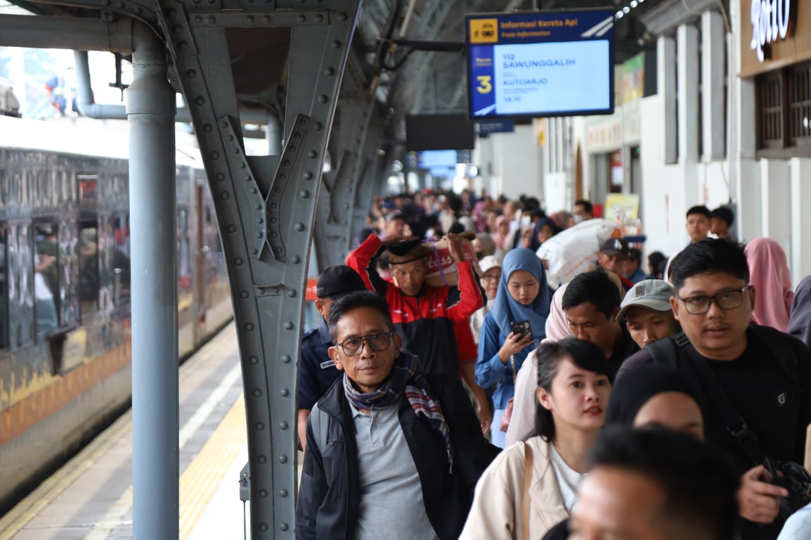 Suasana penumpang KAJJ saat tiba di Stasiun Pasarsenen
