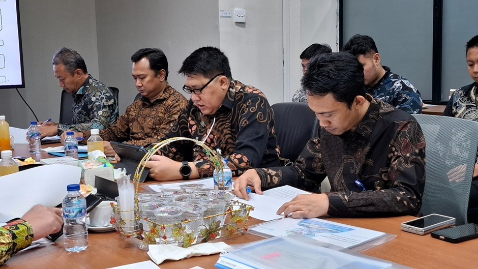 Keterangan Foto: Kiri ke Kanan, Direktur PT KJI, Ridwan; Plt. Direktur Utama KJI, Ario Maryanto; Komisaris Utama PT KJI, Budi Tjandra Negara; Komisaris PT KJI, Relly Reagen