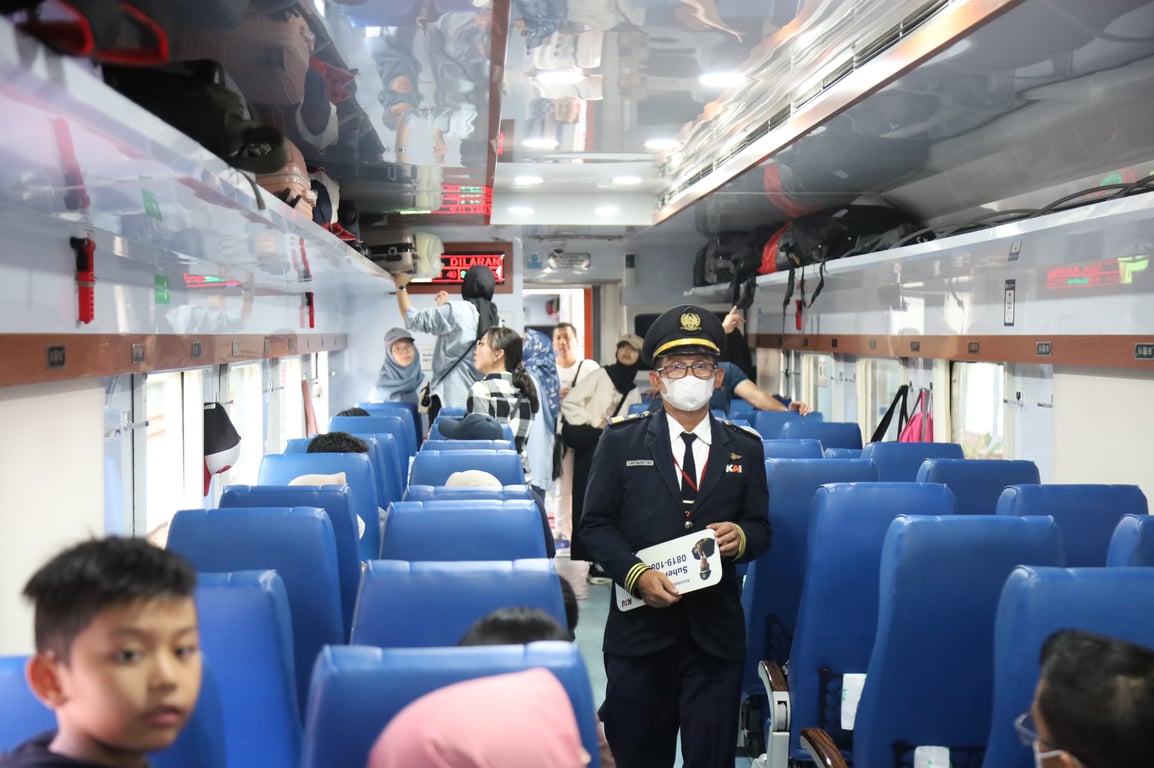 Suasana penumpang di Atas KA