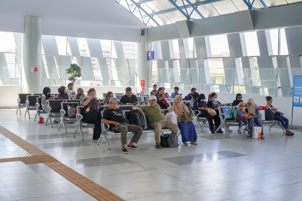Suasana penumpang yang ingin menaiki KA Pangrango di Stasiun Bogor Paledang
