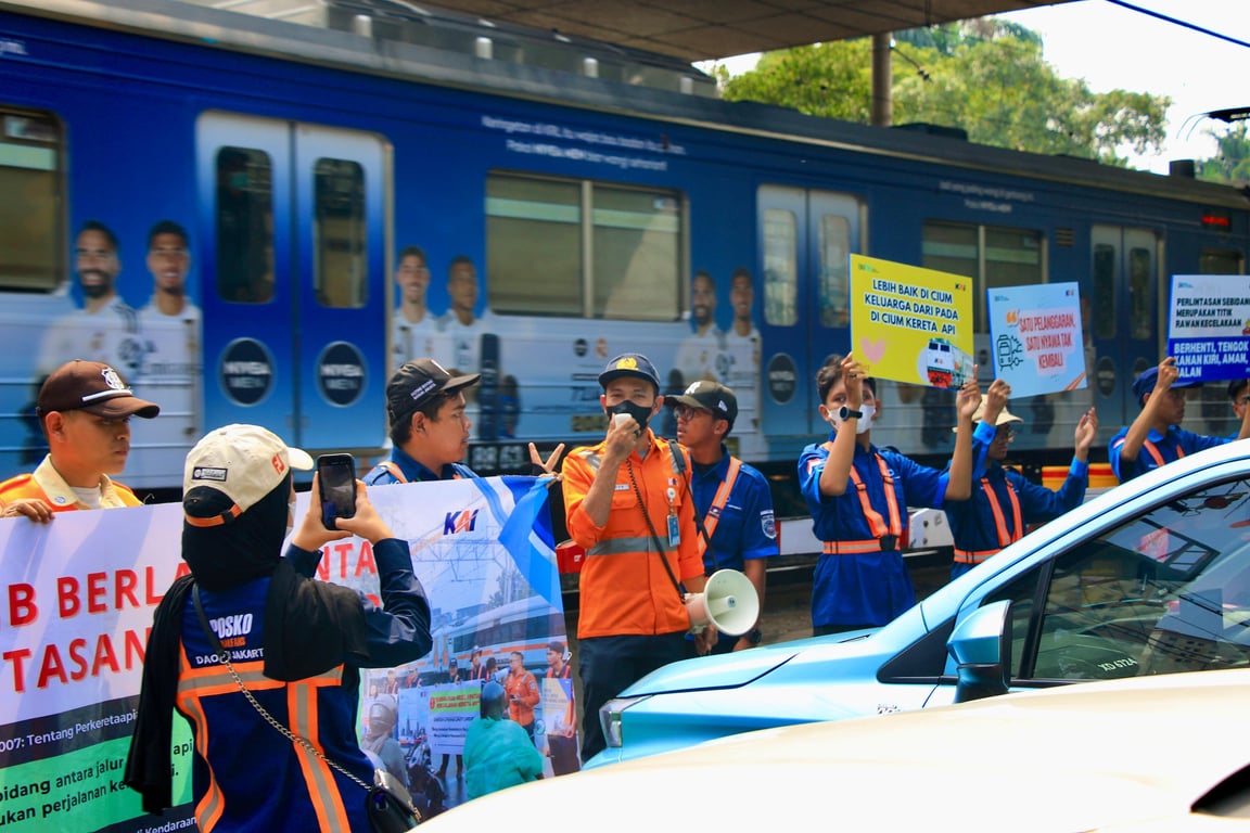 Petugas KAI Daop 1 Jakarta memberikan sosialisasi melalui pengeras suara, yang menyampaikan kepada pengendara untuk tertib berlalulintas dan tidak menerobos saat palang pintu perlintasan menutup, pada sosialiassi di JPL 17 Jalan Raya Kalibata, Sabtu (19/7).
