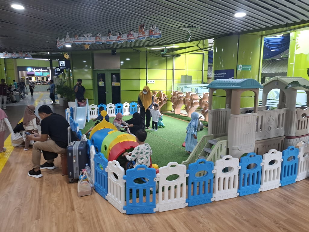 Sejumlah anak-anak menikmati fasilitas taman bermain di Stasiun Gambir, Kamis (26/6).