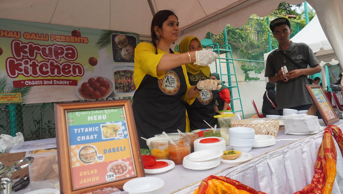 Salah satu stan makanan yang ada pada festival Khau Galli di India House, Menteng, Jakarta, Minggu (4/5/2025). Foto: India News Desk/Rafi Fadhilah