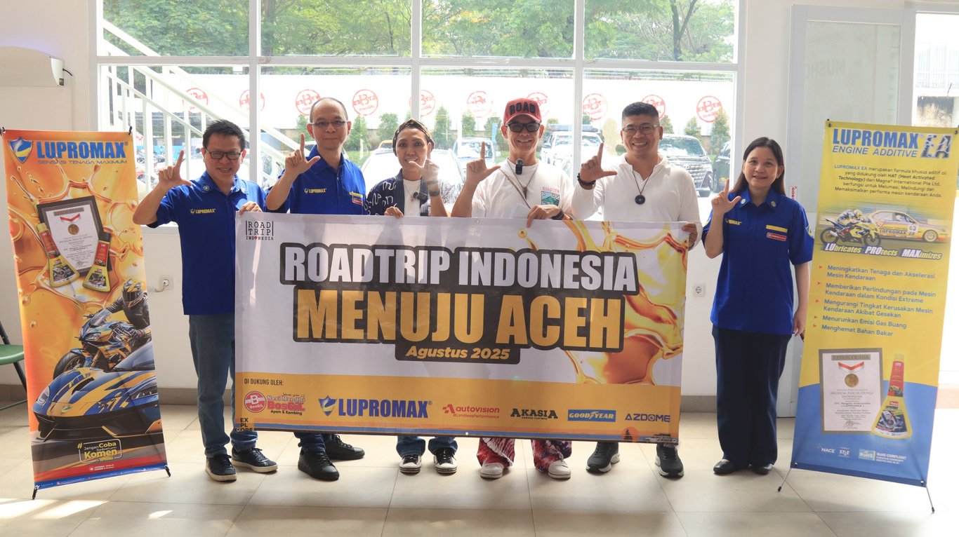 Foto bersama Roadtrip Indonesia, Lupromax, dan Rumah Makan Nasi Mandhi BosGil - Agustus 13, 2025