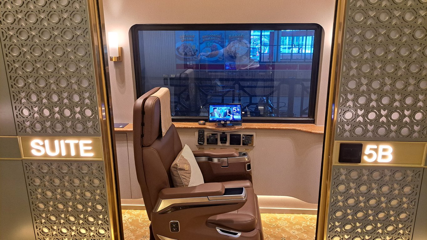 Interior mewah kereta Suite Class Compartment pada KA Argo Bromo Anggrek
