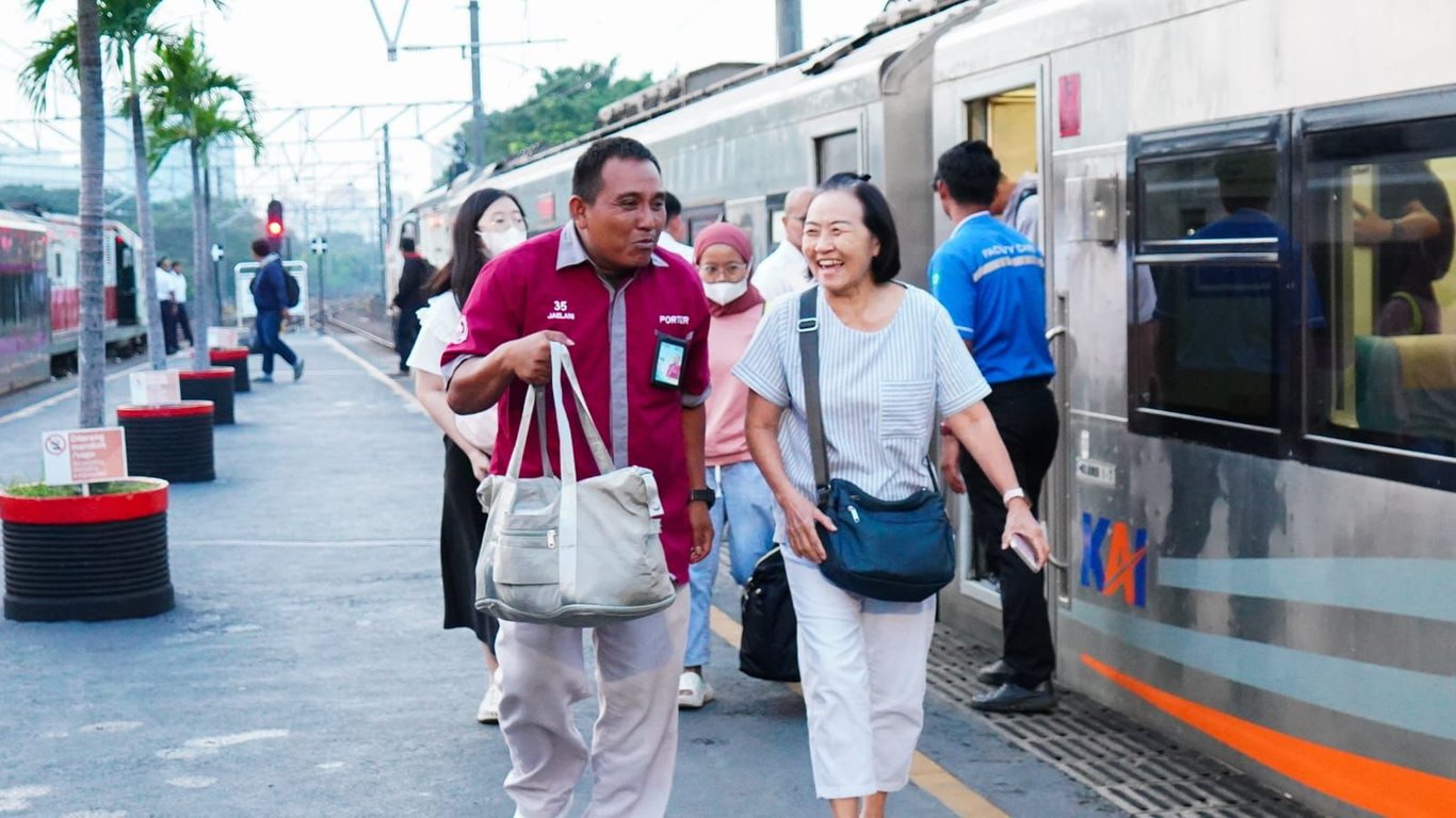 Sebanyak 92 petugas porter dikerahkan untuk melayani pelanggan KA 39 Sembrani yang baru tiba di Stasiun Gambir pukul 17.40 wib pada Senin (23/6)