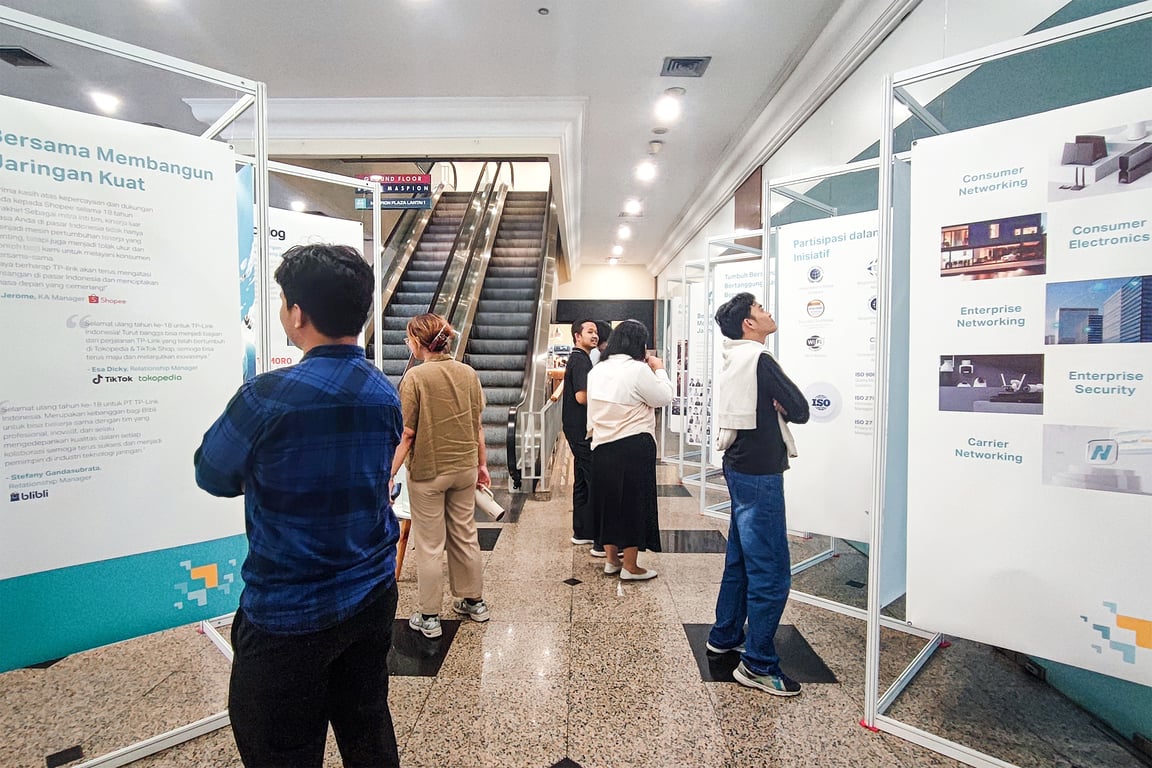 Pengunjung menyimak panel sejarah dan inovasi produk TP-Link dalam mini exhibition “18 Tahun Menghubungkan Indonesia