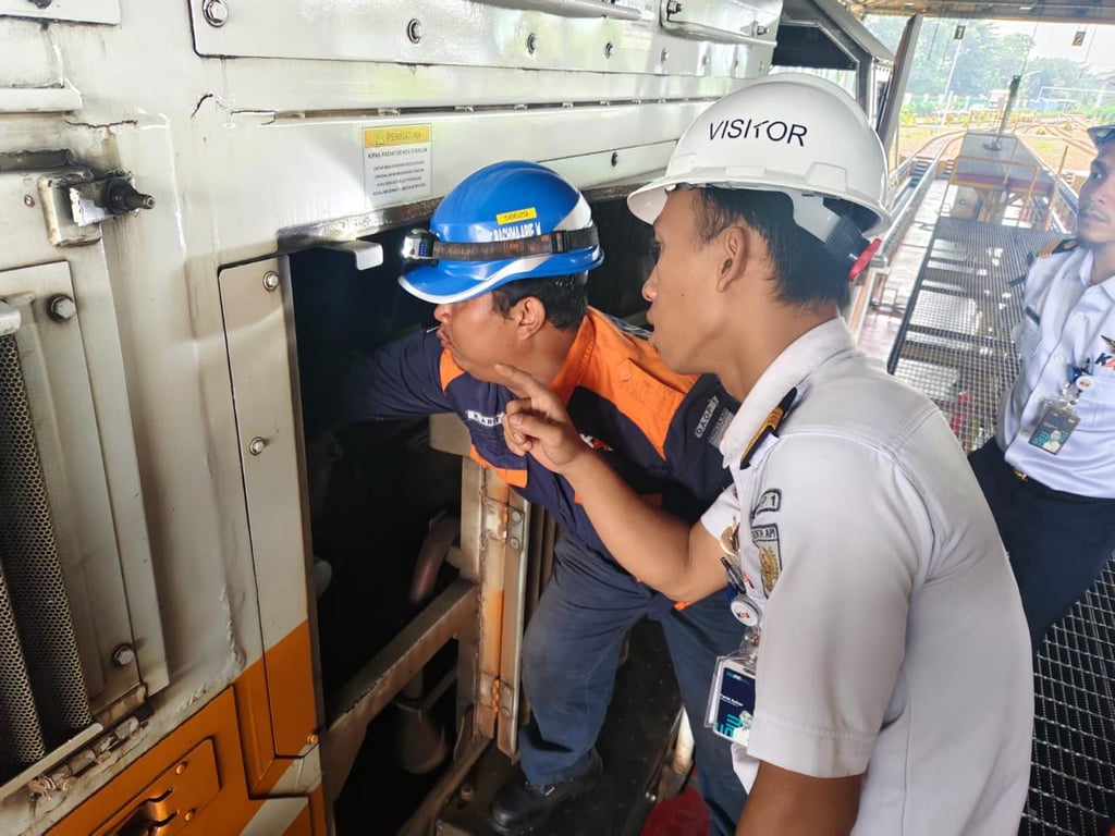 Praktik lapangan terkait mesin lokomotif di Depo Lokomotif Cipinang, Rabu (19/6).