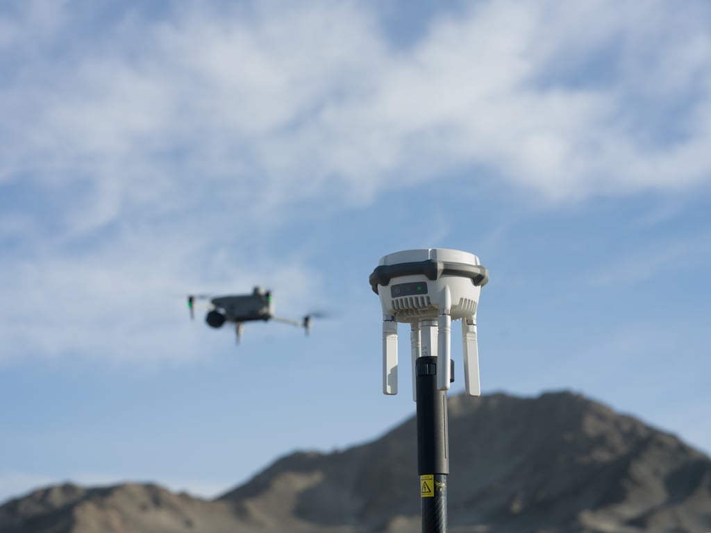 D-RTK 3 merupakan perangkat GPS yang menawarkan presisi tingkat sentimeter dan fleksibilitas tinggi untuk berbagai operasi drone.
