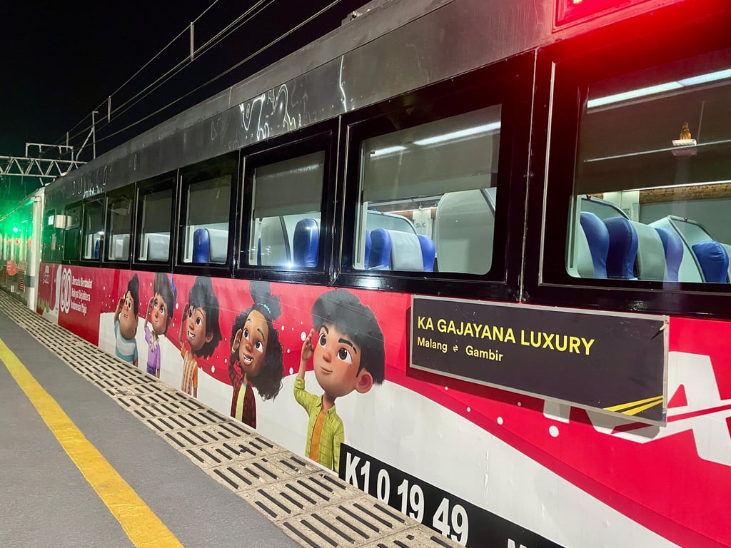 Tampilan Merah Putih pada kereta Luxury KA Gajayana.