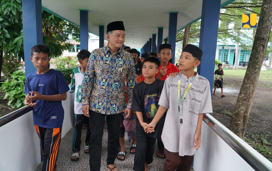 Berpeci - Menteri Pekerjaan Umum (PU) Dody Hanggodo