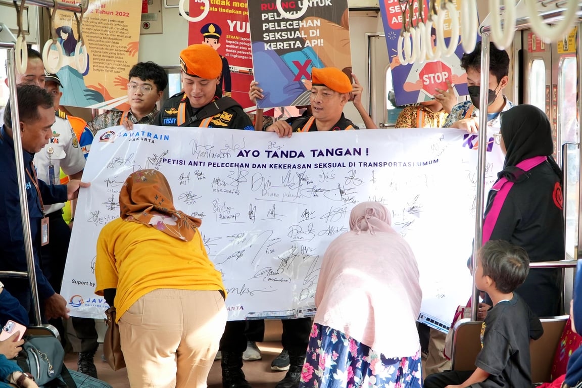 Pengguna KRL Aktif Mendukung Kegiatan Sosialisasi.