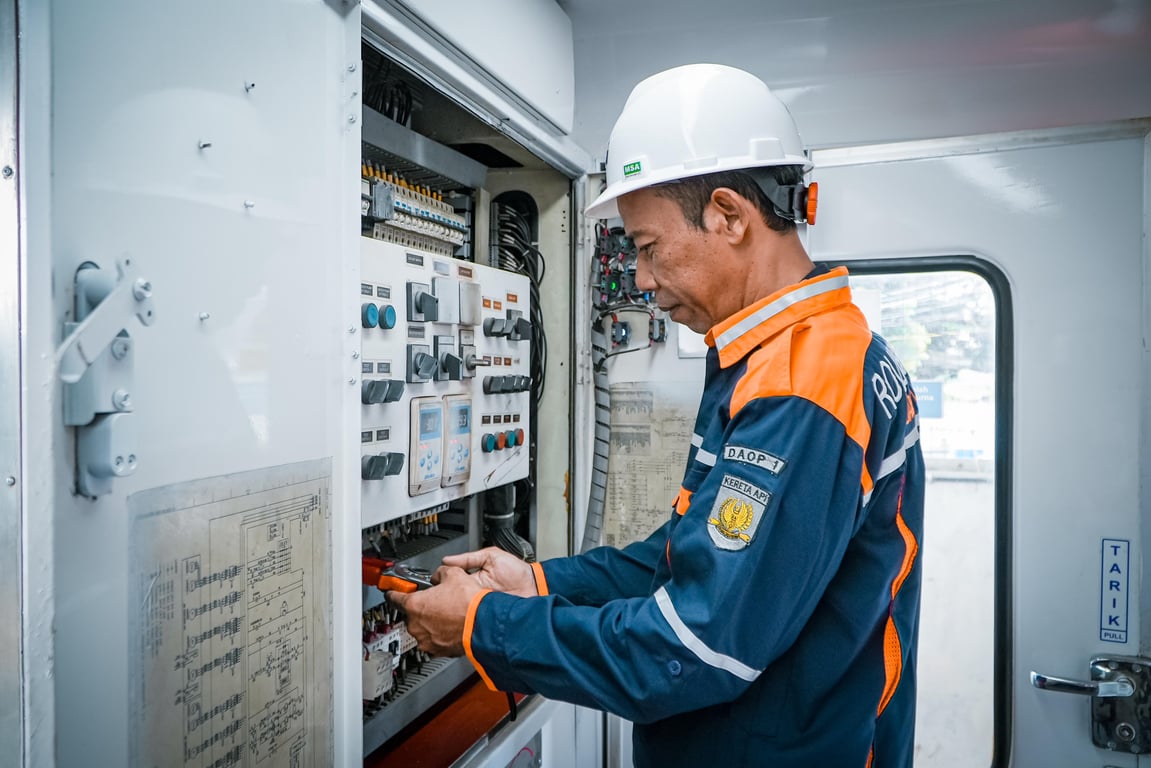 Petugas Sarana saat Memeriksa Kontrol Panel di Kereta