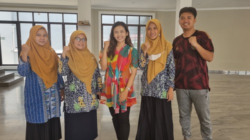 Coach Priska Sahanaya berfoto dengan para guru SD Muhammadiyah 27. Sumber gambar: Dok. pribadi.