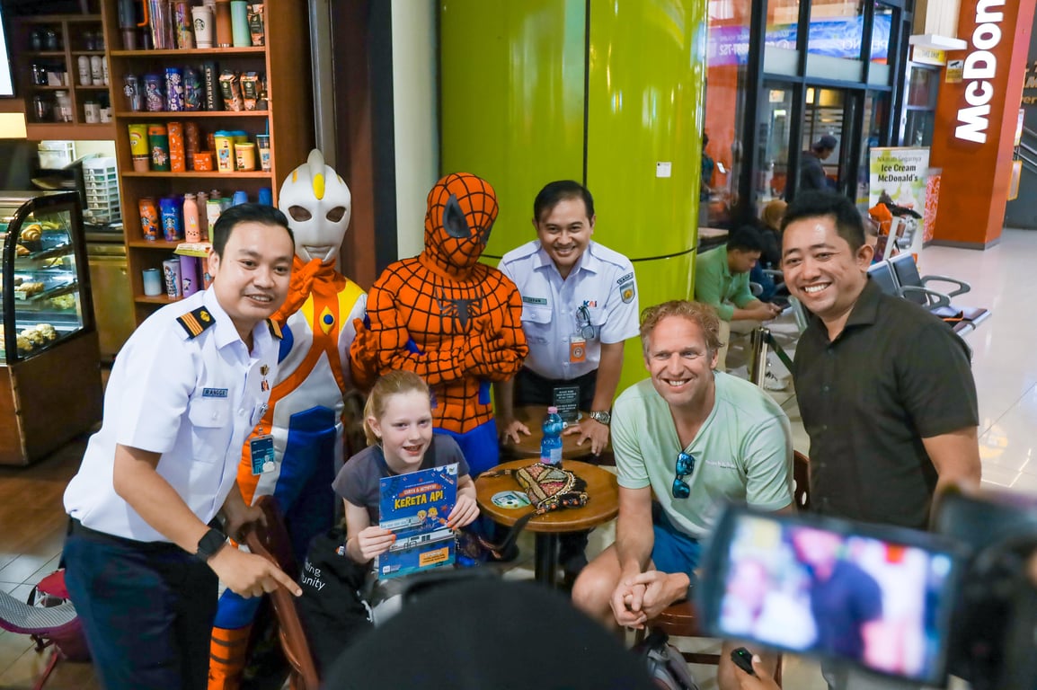 Tim Humas dan tim Angpen menyapa pelanggan dalam rangka memperingati Hari Anak Nasional 2025