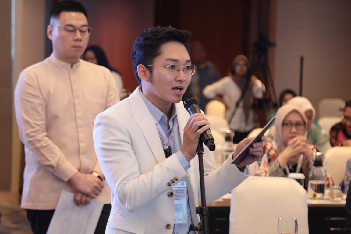 Peserta mancanegara mengajukan pertanyaan dan berdiskusi dengan para pembicara dan moderator.