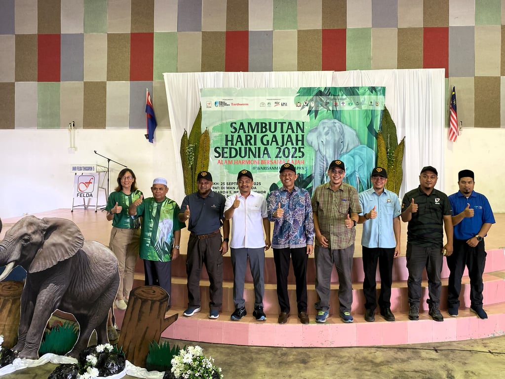 From left to right: Malaysia Country Representative of Earthworm Foundation, Ooi Kiah Hui; Chairman of HEC Committee Sg. Ara, En. Safiai Mohamad; Regional Controller of FGV (Felda Global Ventures) Mersing Region, En. Mohd Azani Ab Latif; Regional Director of FELDA Johor Bahru Region, En. Mohd Helmi Fakhzan Bin Abd Wahab; District Officer of Mersing, Tn. Hj. Jamil Hasni Bin Abdullah;   Director of Replanting Department, En. Zool Hilmi Zahini Bin Haron; Official Representative of District Officer of Kota Tinggi District Office, En. Ramdan Bin Rokman; Department of Wildlife and National Parks representative, En. Azrul Bin Abd Manan; Branch Assistant Coordinator Zone 1 Malaysian Palm Oil Board (MPOB), En. Alif Fikri Bin Aripin