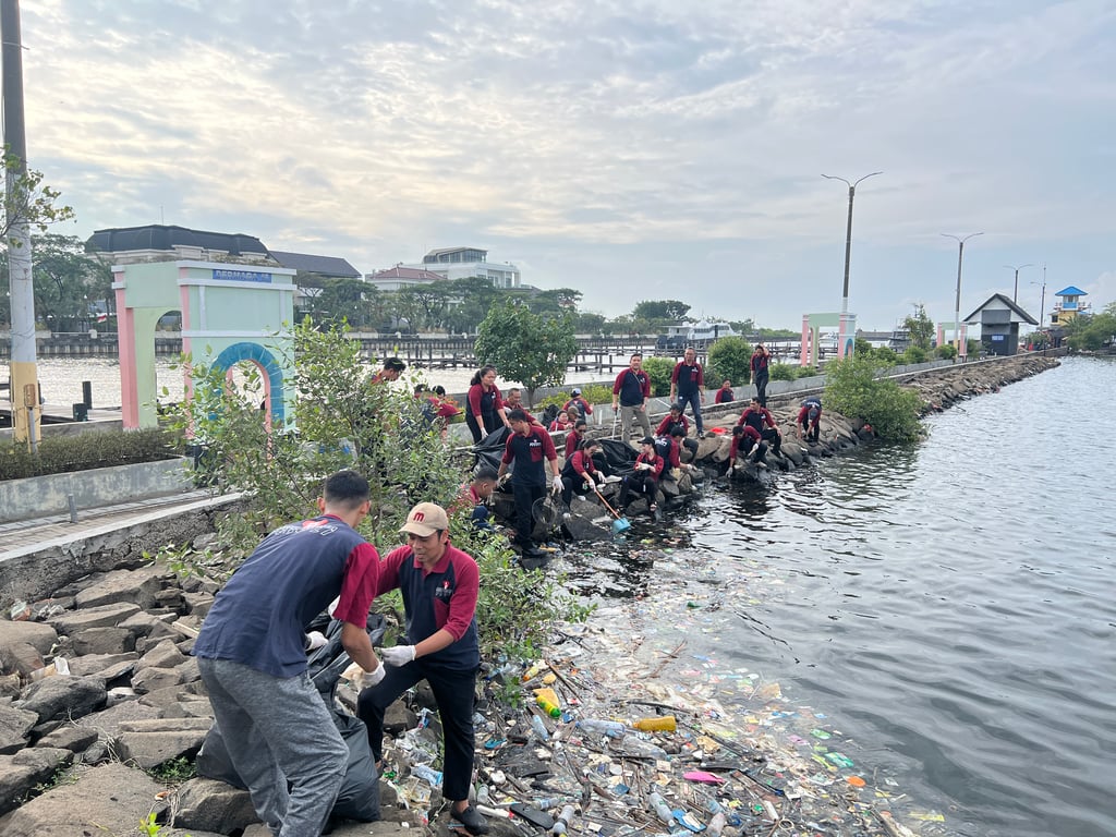 Pembersihan bibir pantai oleh team Discovery Ancol Hotel.