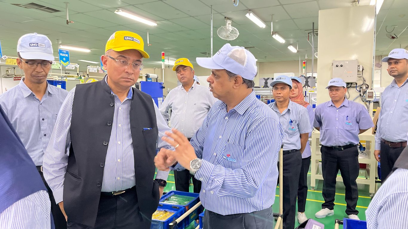  Duta Besar India untuk Indonesia, Sandeep Chakravorty (kiri) didampingi Presiden Direktur PT Minda Asean Automotive, Rajendra Belsare (kanan) mengunjungi fasilitas PT Minda Asean Automotive di Karawang, Jawa Barat, Indonesia.